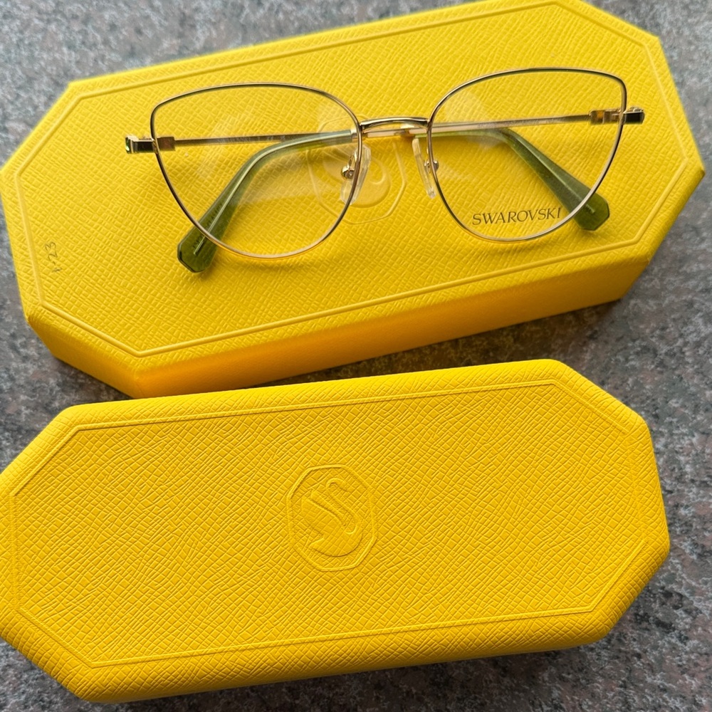 Swarovski sk1007 with Bright Yellow Case